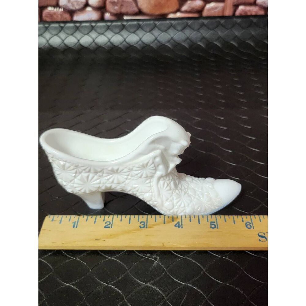 Fenton White Milk Glass Daisy and Button Cat-Head Shoe - Picture 8 of 9